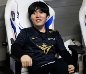 九游-包含Rookie迎来二十赛季高光表现，FPX球迷沸腾！的词条